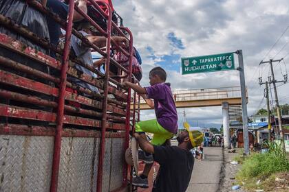 Migrantes hondureños en su camino a EE.UU., cerca de Tapachula