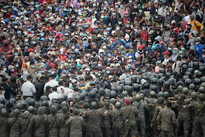 Migrantes hondureños, parte de una caravana que se dirige a Estados Unidos, chocan con las fuerzas de seguridad guatemaltecas en Vado Hondo, Guatemala, el 17 de enero de 2021