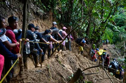 Migrantes, la mayoría venezolanos, caminan a través del tapón de Darién de Colombia a Panamá, con la esperanza de llegar a Estados Unidos (AP Foto/Fernando Vergara, Archivo)