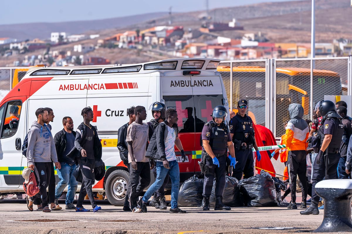 Migrantes llegan a Puerto del Rosario, en la Isla de Fuerteventura, España, el martes 3 de octubre de 2023. Más de 500 migrantes llegaron en 24 horas al archipiélago español de Islas Canarias en cuatro grandes embarcaciones de madera, según indicaron esta semana los servicios canarios de emergencias. (Europa Press via AP)
