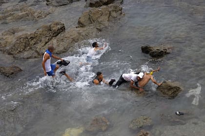 Migrantes marroquíes intentan llegar al enclave español de Ceuta