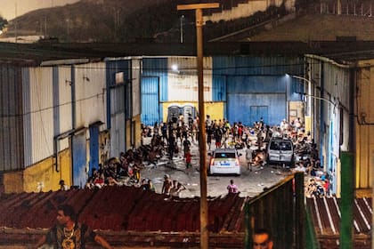 Migrantes marroquíes pasan la noche en la calle tras su llegada a nado a Ceuta