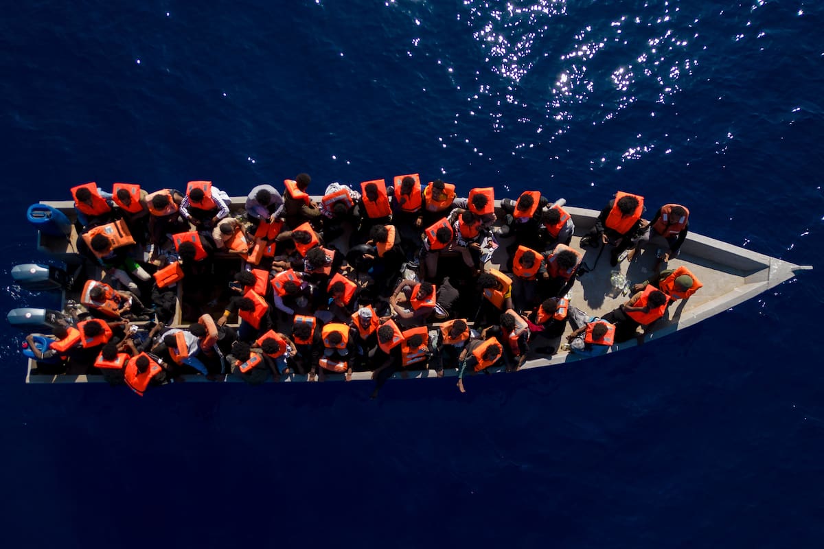Migrantes originarios de Eritrea, Libia y Sudán a bordo de una embarcación de madera antes de recibir ayuda de trabajadores de la ONG Open arms, el sábado 17 de junio de 2023, en el mar Mediterráneo al norte de Libia