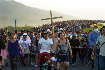 Migrantes parten de Huixtla, estado de Chiapas, México, el 27 de octubre de 2021, hacia los estados del norte y la frontera con Estados Unidos.