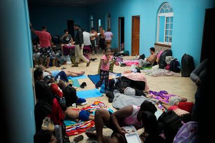 Migrantes pasan la noche en un albergue en Palenque, Panamá, el 26 de febrero de 2025. Los migrantes regresan desde el sur de México tras renunciar a llegar a Estados Unidos, un flujo a la inversa provocado por la campaña antiinmigración del gobierno del presidente Donald Trump.