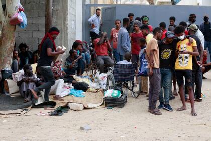 Migrantes protestan frente a las instalaciones de la agencia de la ONU para la protección de refugiado en Trípoli, la capital de Libia, el sábado 9 de octubre de 2021. (AP Foto/Yousef Murad)