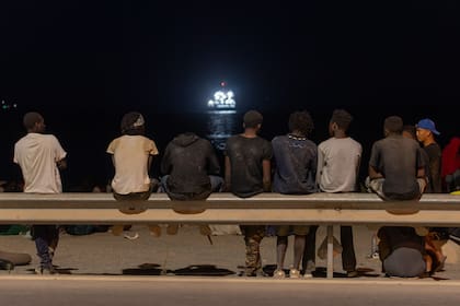 Migrantes que cruzaron a España desde Marruecos se reúnen en una playa en el enclave español de Ceuta