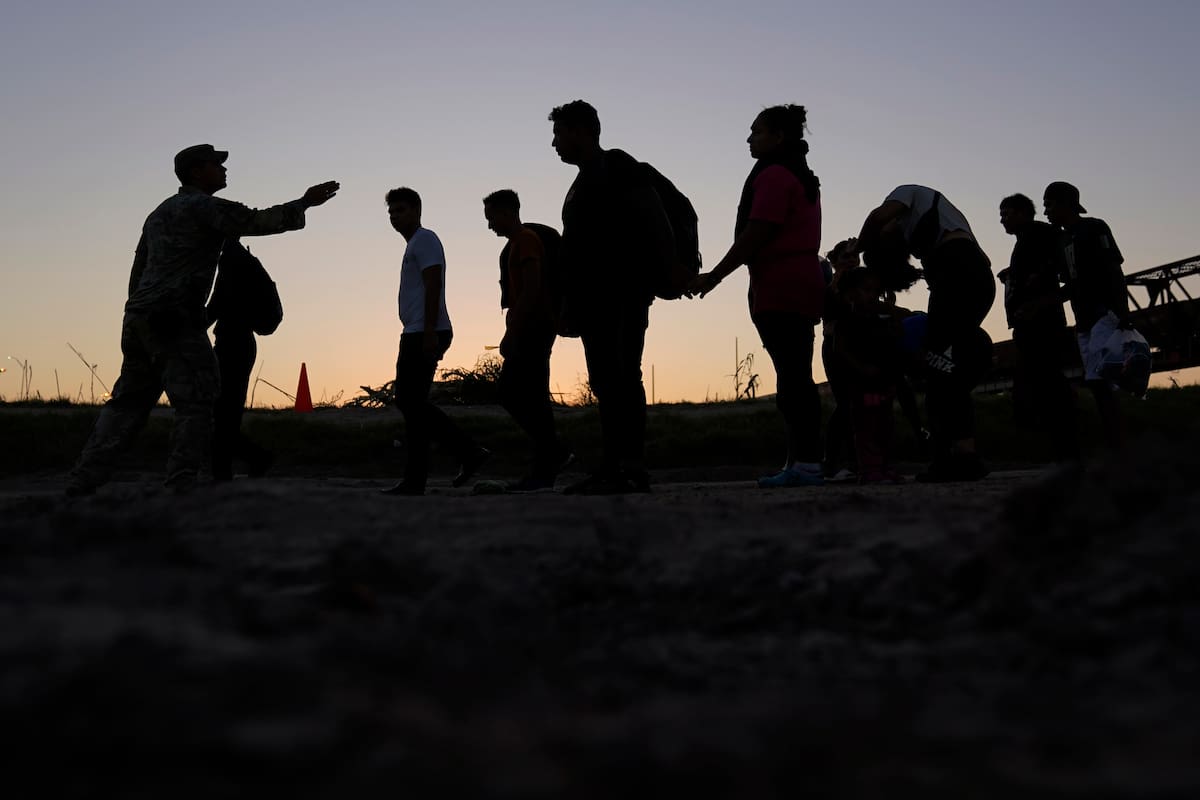 Migrantes que cruzaron el río Grande (Bravo) y entraron a Estados Unidos desde México (AP Foto/Eric Gay, archivo)