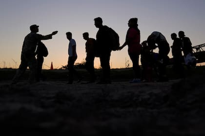 Migrantes que cruzaron el río Grande (Bravo) y entraron a Estados Unidos desde México (AP Foto/Eric Gay, archivo)