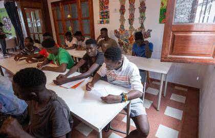 Migrantes recién llegados asisten a una clase de español en uno de los centros de acogida 7 en Gran Canaria, en las Islas Canarias españolas el 15 de septiembre de 2020