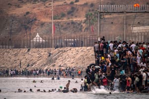 Crisis en Ceuta: 50.000 migrantes cruzaron la frontera en las últimas horas y la población creció casi un 60%