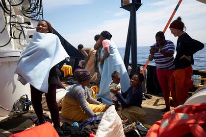 Migrantes rescatados por Sea-Watch. El grupo de rescate pide a Malta e Italia que les den acceso a algún puerto para desembarcar