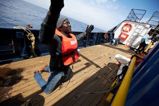La odisea de 64 migrantes rescatados de balsas que ningún país quiere recibir