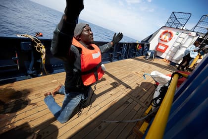 Migrantes rescatados por Sea-Watch. El grupo de rescate pide a Malta e Italia que les den acceso a algún puerto para desembarcar