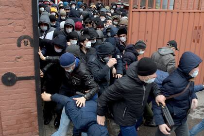 Migrantes se apuran para renovar sus permisos de trabajo en San Petersburgo, Rusia