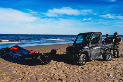 Migrantes siguen decididos a viajar a Reino Unido mientras la policía francesa destruye sus lanchas
