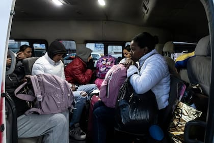 Migrantes son trasladados a un refugio en la ciudad de Tijuana