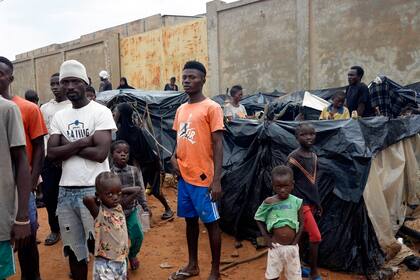 Migrantes varados en un campamento improvisado el martes 22 de agosto de 2023, en Niamey, Níger. (AP Foto/Sam Mednick)