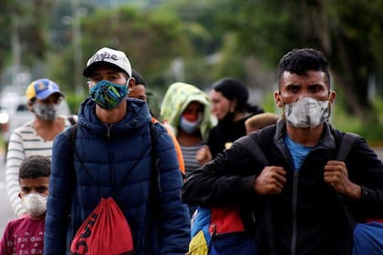 Migrantes venezolanos caminan hacia la frontera con Colombia, en medio del brote de coronavirus, en San Cristóbal, Venezuela, Octubre 12, 2020