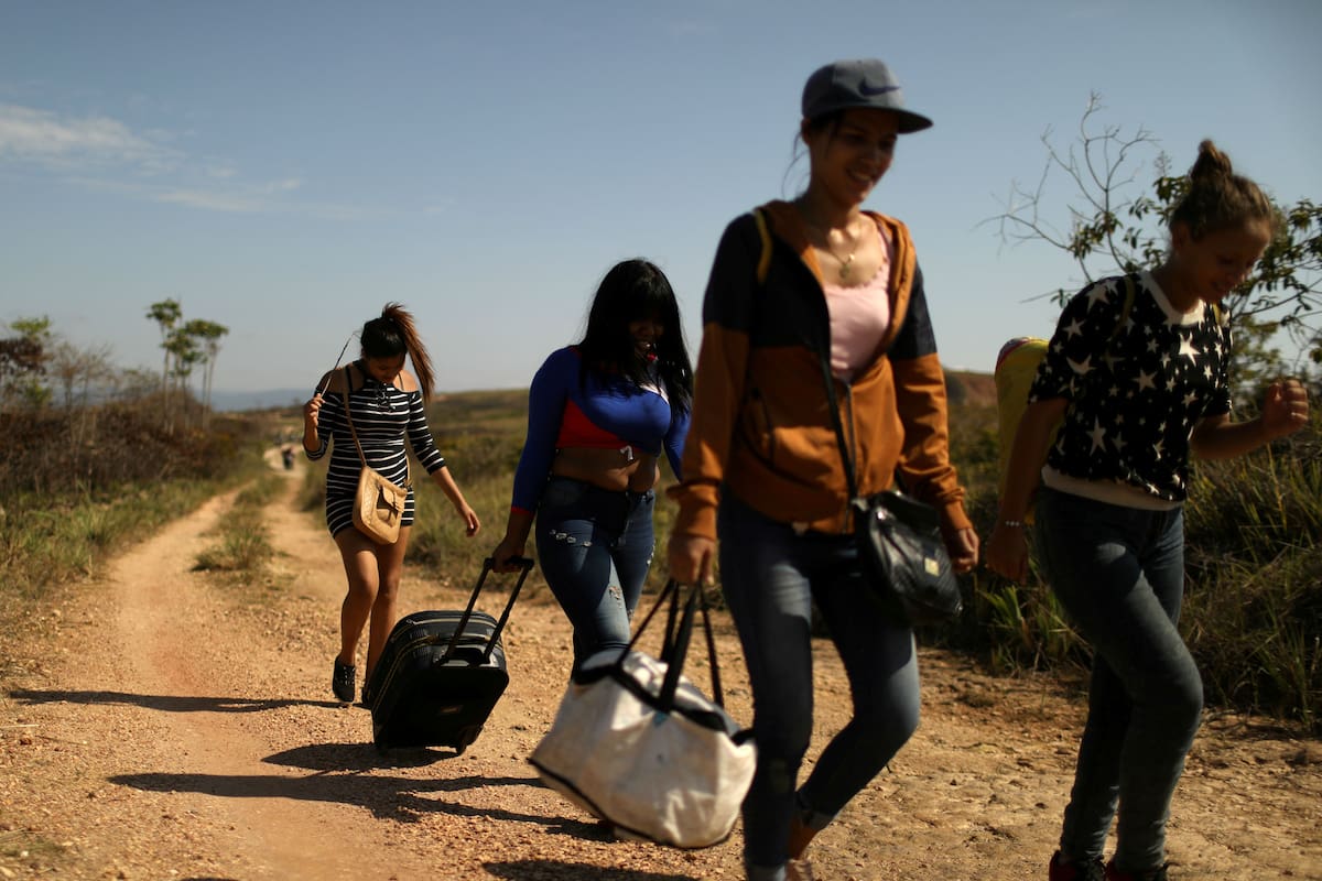 Migrantes venezolanos caminan por un sendero hacia Brasil, en la ciudad fronteriza de Pacaraima.