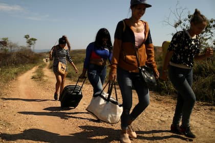 Migrantes venezolanos caminan por un sendero hacia Brasil, en la ciudad fronteriza de Pacaraima.