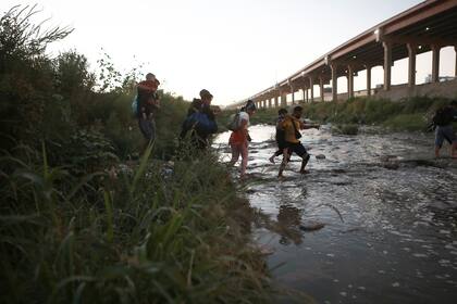 Migrantes venezolanos cruzan el Río Bravo hacia la frontera de Estados Unidos para entregarse a la patrulla fronteriza, desde Ciudad Juárez, México, el 13 de octubre de 2022. (Foto AP/Christian Chávez, archivo)