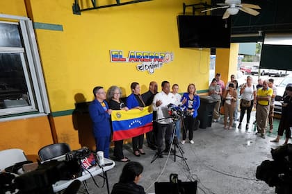 Migrantes venezolanos en Doral enfrentan incertidumbre tras la eliminación del TPS, lo que pone en peligro su permanencia y estabilidad económica