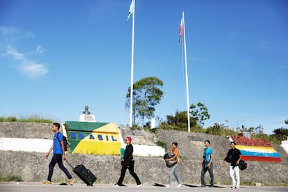 Migrantes venezolanos ingresan en Brasil por el estado norteño de Roraima, intervenido hoy por el presidente Michel Temer