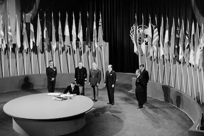 Miguel A. Cárcano, embajador de Argentina ante el Reino Unido, firma la Carta de la ONU (26 de junio de 1945, San Francisco, Estados Unidos)