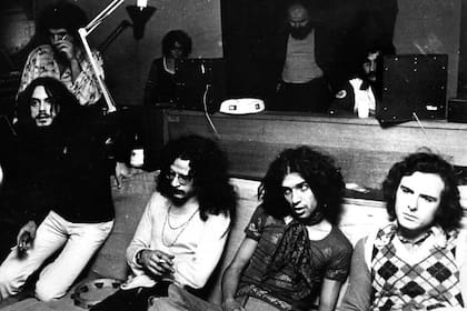 Miguel Abuelo y sus músicos en los estudios parisinos