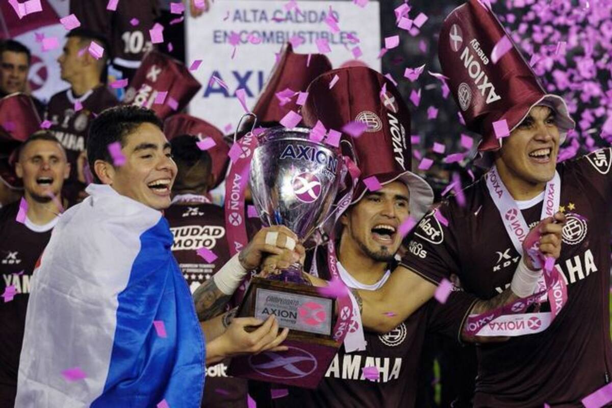 Miguel Almirón, con la bandera de Paraguay, Víctor Ayala y Gustavo Gómez, tres guaraníes que dejaron una huella en Lanús con el título local de 2016