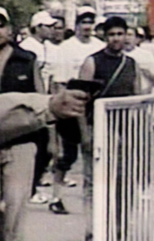 Miguel "Madonna" Quiroz dispara un arma durante los incidentes en el traslado de los restos de Perón a San Vicente, en el año 2006