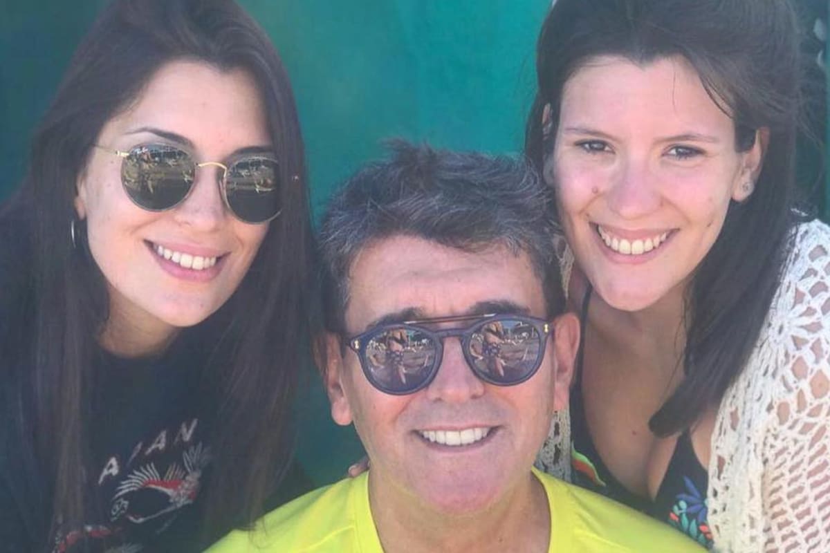 Miguel Ángel Cherutti posa junto a sus dos hijas Bianca y Antonella