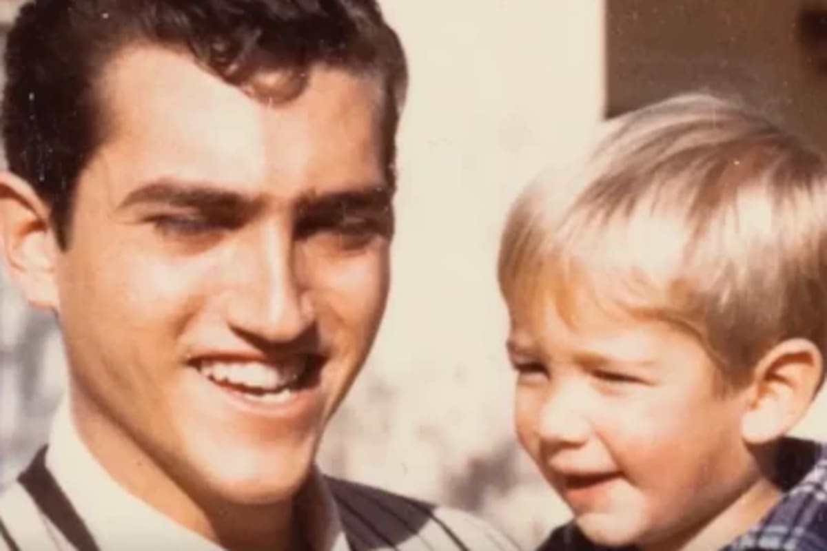 Miguel Ángel con el pequeño Jeff Bezos en brazos | Foto: Radio y Televisión Martí.