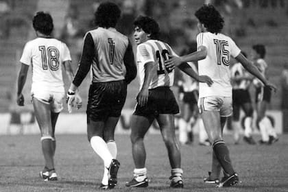 Miguel Angel Díaz, Guevara Mora y Jaime Rodríguez, con Diego Maradona