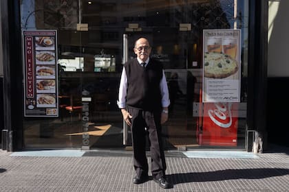 Miguel Ángel, encargado del bar Aromi, contó que los cortes pueden repetirse varias veces en un mismo día y afectan el funcionamiento del comercio