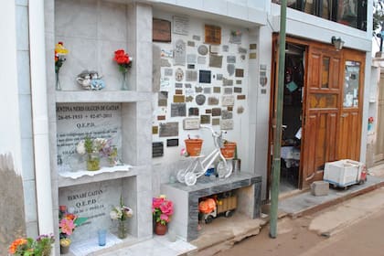 La entrada al mausoleo de Miguel Ángel Gaitán, con placas de agradecimiento por los milagros concedidos