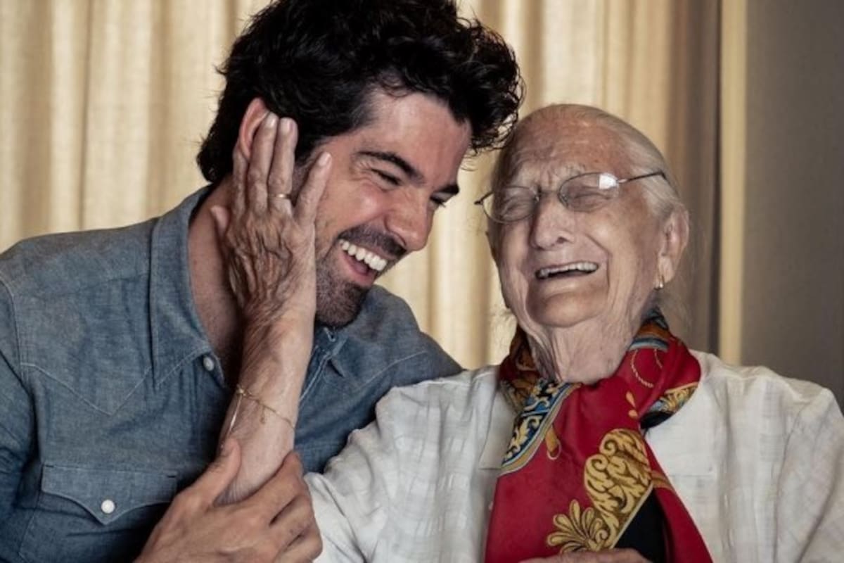 Miguel Ángel, junto a su Tata, la protagonista del documental que es tendencia en Netflix