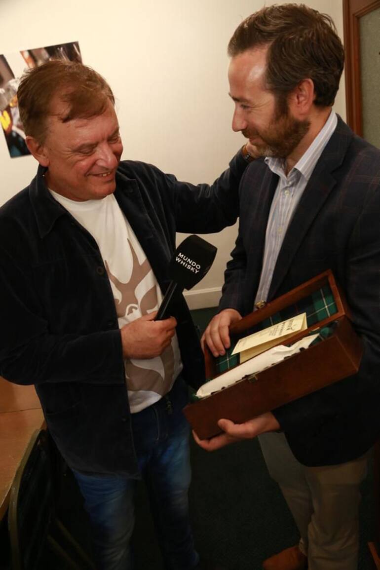 Miguel Ángel Reigosa con Richard Urquart, dueño de Gordon & Macphail