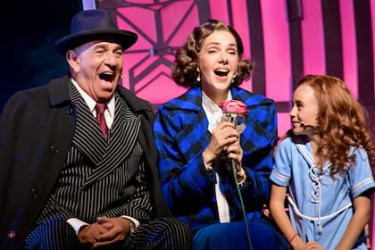 Miguel Ángel Rodríguez, Julieta Nahir Calvo y Emma García Torrecillas, en Annie