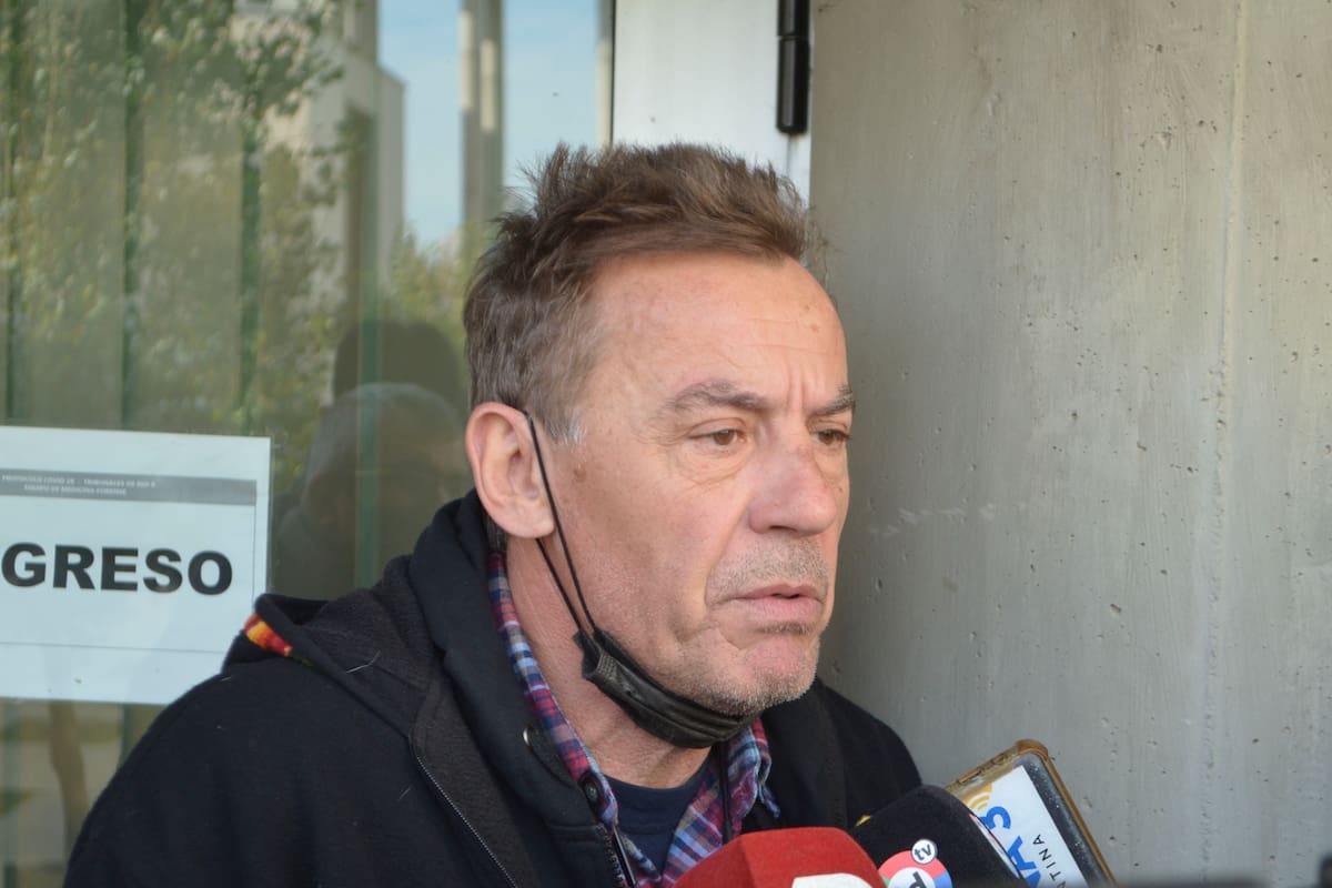 Miguel Ángel Rosales, excompañero de trabajo de Nora Dalmasso, en la puerta de los tribunales de Río Cuarto, tras su declaración como testigo