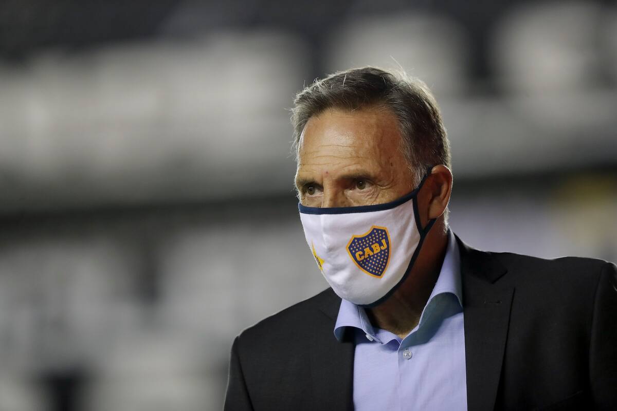 Miguel Angel Russo antes del comienzo de la semifinal de la Copa Libertadores entre Boca Juniors y Santos.