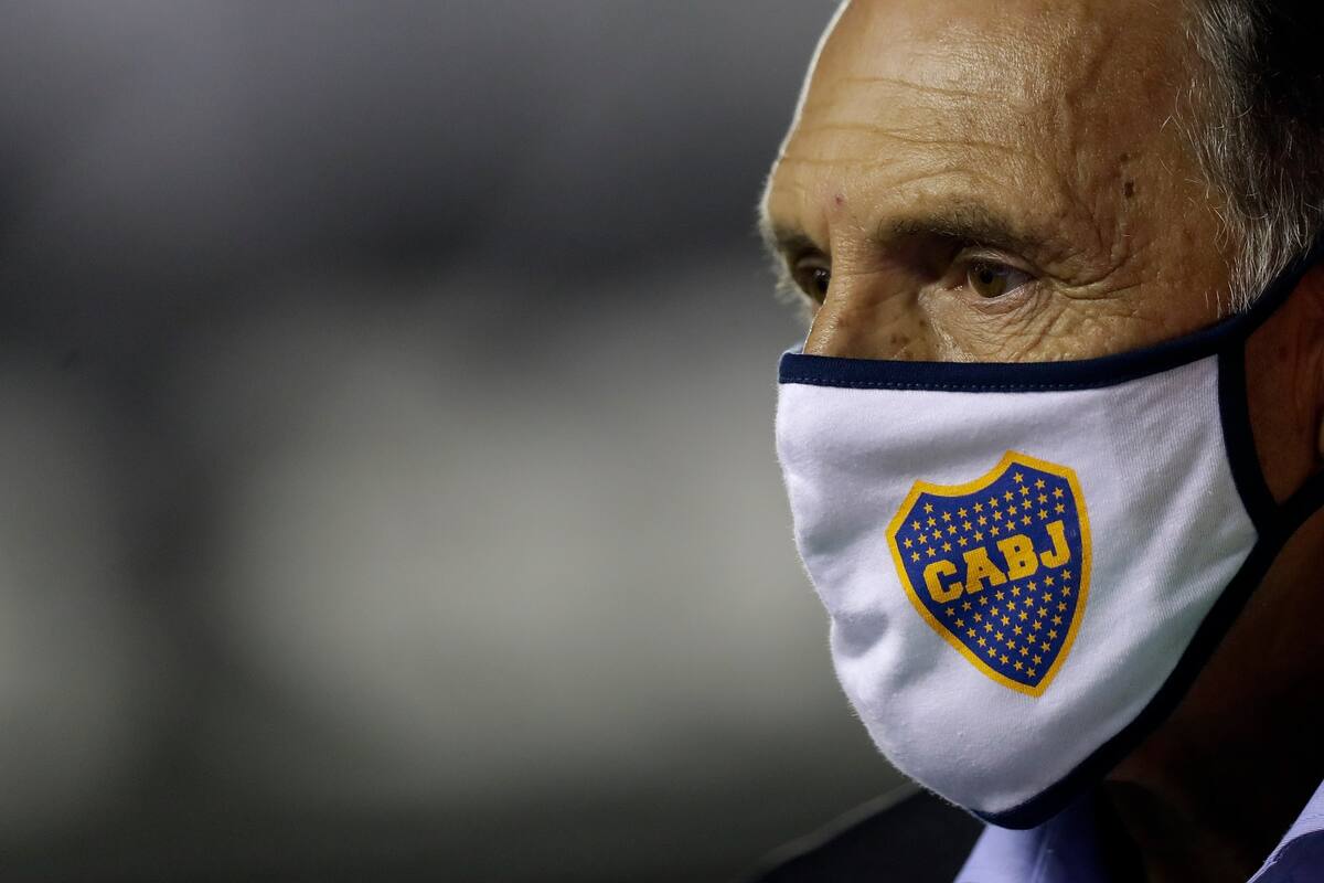 Miguel Angel Russo antes del comienzo de la semifinal de la Copa Libertadores entre Boca Juniors y Santos.