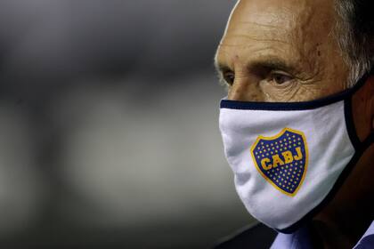 Miguel Angel Russo antes del comienzo de la semifinal de la Copa Libertadores entre Boca Juniors y Santos.