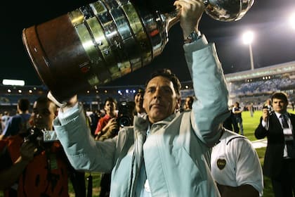 Miguel Angel Russo con la Copa Libertadores 2007