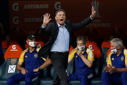 Miguel Ángel Russo da indicaciones a sus dirigidos durante el partido de ida de la semifinal de la Copa Libertadores que Boca empató con Santos.