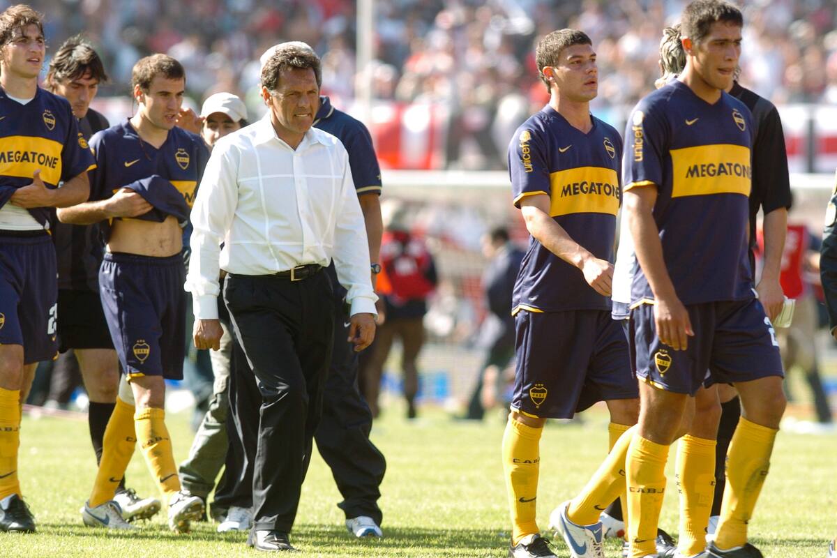 Miguel Angel Russo, director técnico de Boca Juniors, durante el partido que perdieron 2 a 0 contra River Plate el 7 de octubre de 2007.