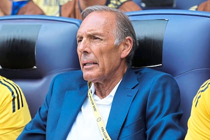 Miguel Ángel Russo, director técnico de Boca Juniors, recibe el apoyo de jugadores y cuerpo técnico en su proceso de recuperación