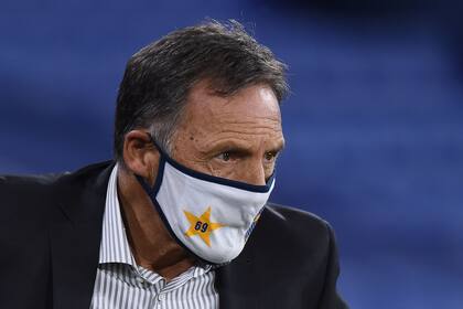 Miguel Angel Russo durante el encuentro frente a Inter de Porto Allegre