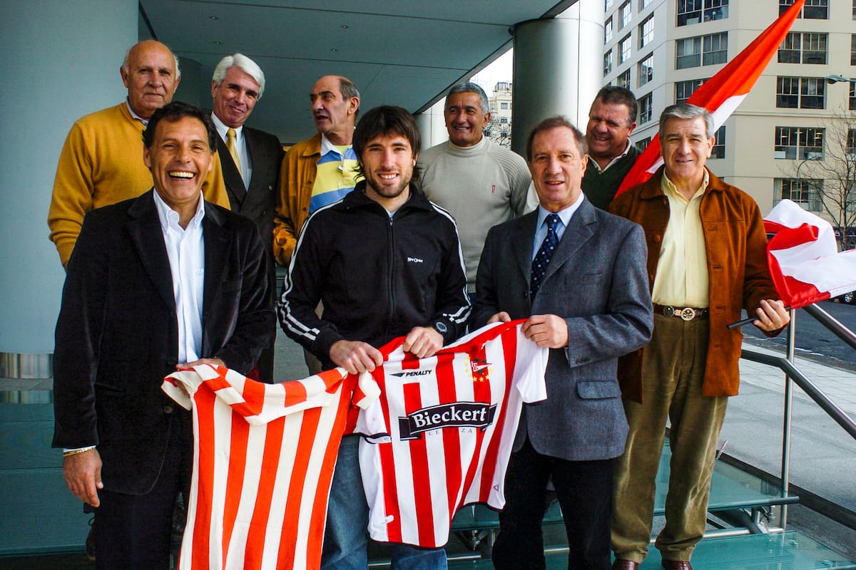Miguel Angel Russo en la producción realizada por LA NACION por los 100 años de Estudiantes en 2005; arriba: Bocha Flores, Madero, Poletti, Juan Ramón Verón y Gottardi; abajo, Russo Pavone, Bilardo y Pachamé